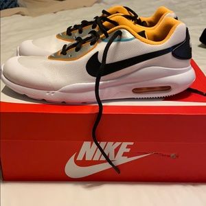 Women’s Nike air max oketo tennis shoes sz 7.5